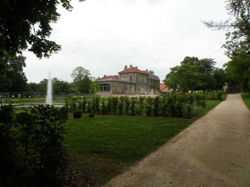  vue du parc avec son ancien restaurant